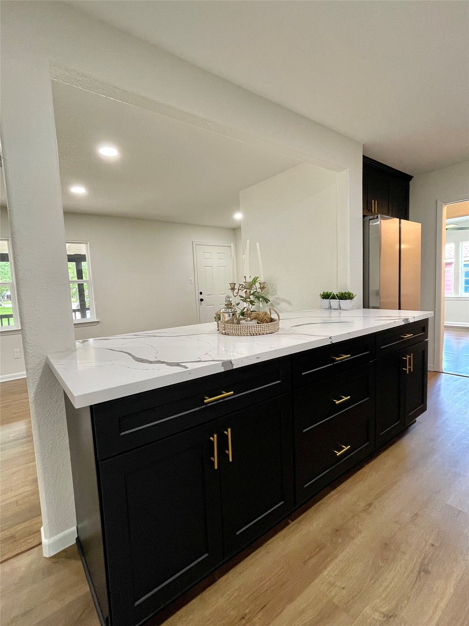 417 Jasmine Street, Lake Jackson, TX 77566 Bar with plenty of storage!