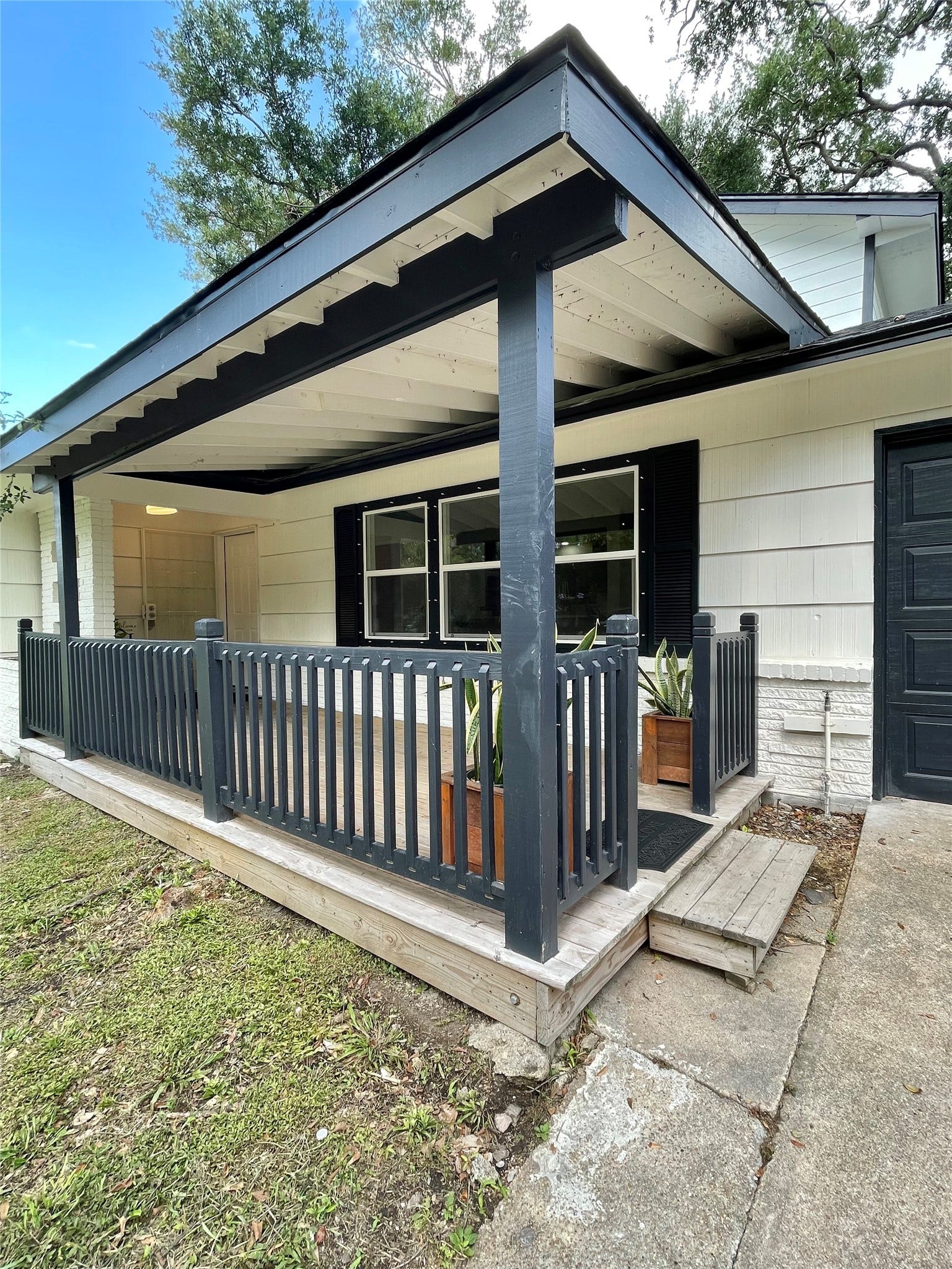 417 Jasmine Street, Lake Jackson, TX 77566 Front Porch