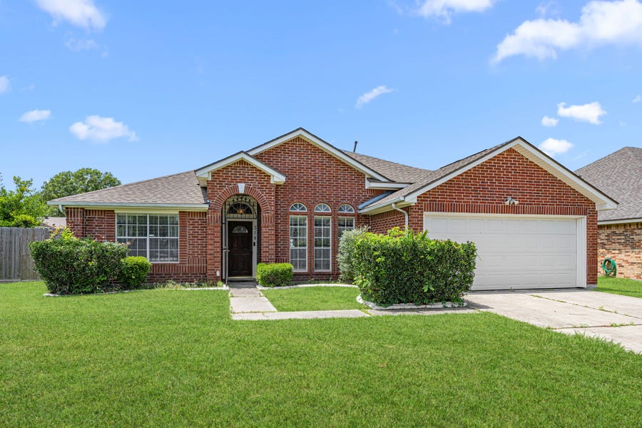 Property photo for 318 Breeze Park Drive, Houston, TX