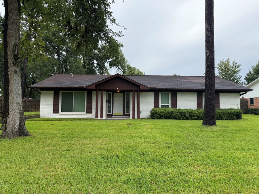 Property photo for 3011 Longwood Lane, Dickinson, TX