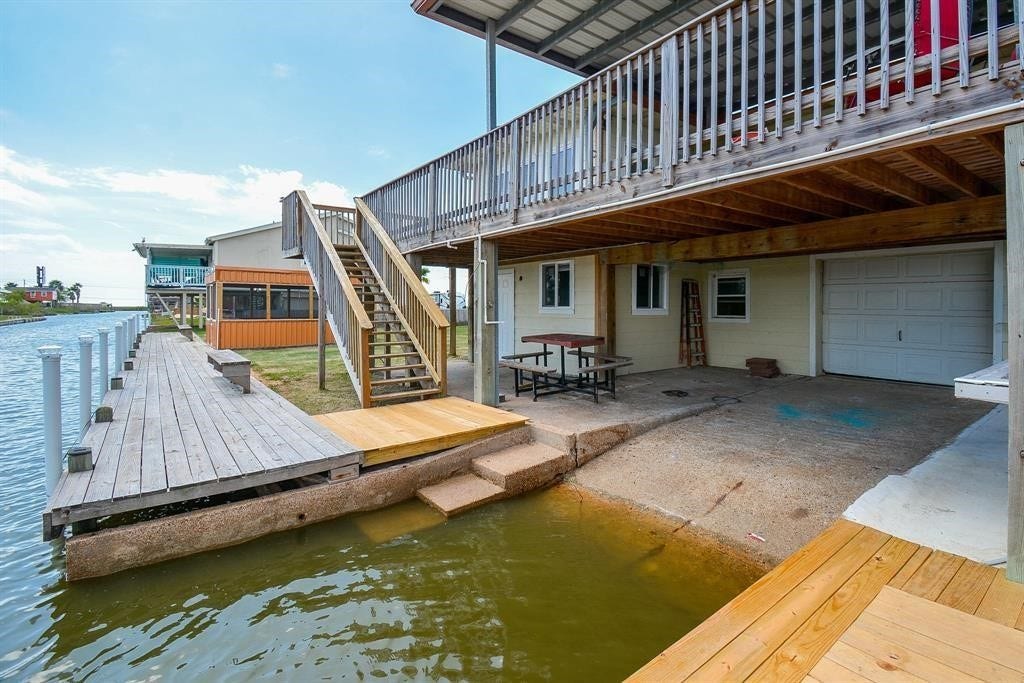 7023 W Hunter Drive, Hitchcock, TX 77563 private boat dock