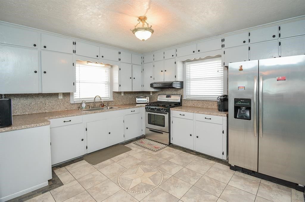 7023 W Hunter Drive, Hitchcock, TX 77563 kitchen view