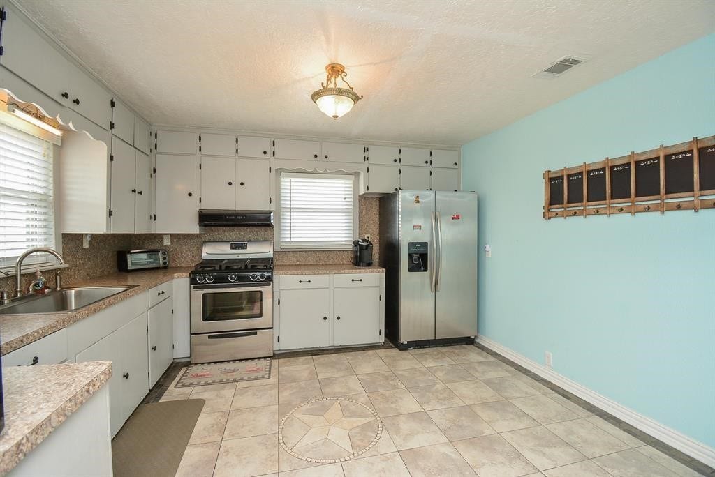 7023 W Hunter Drive, Hitchcock, TX 77563 kitchen view