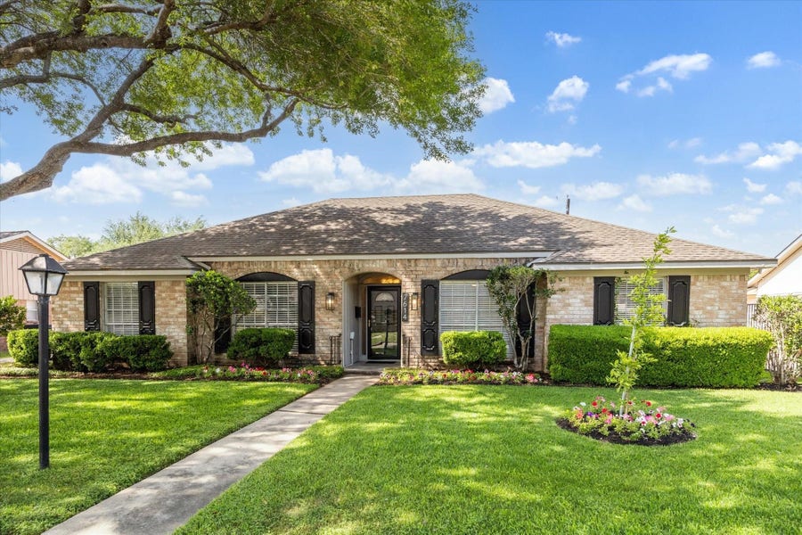 Property photo for 7614 Braesview Lane, Houston, TX