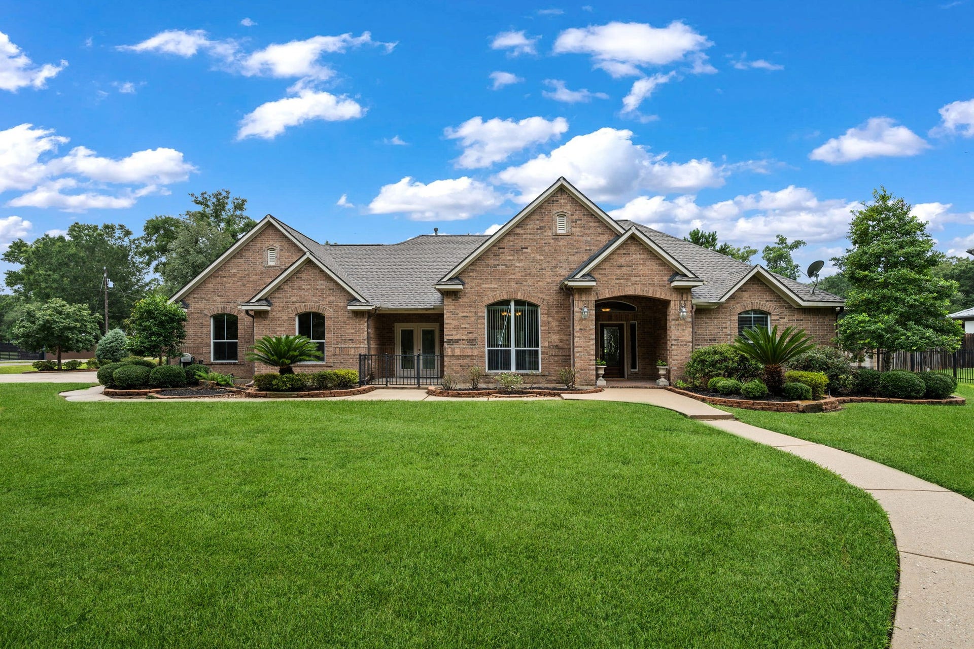 Welcome Home to country living! Look at that new roof!