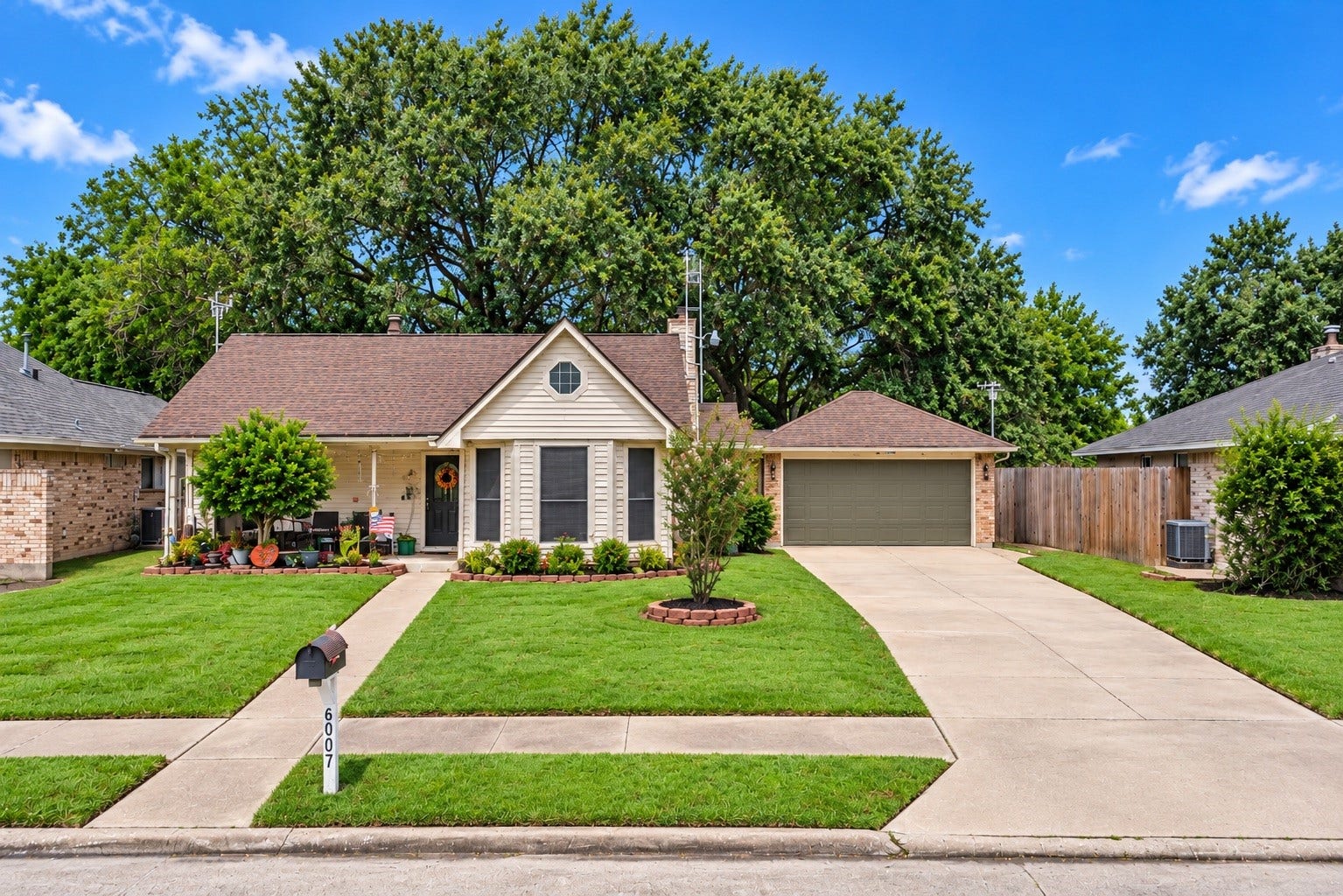 6007 Bee Hive Drive, Pasadena, TX 77505