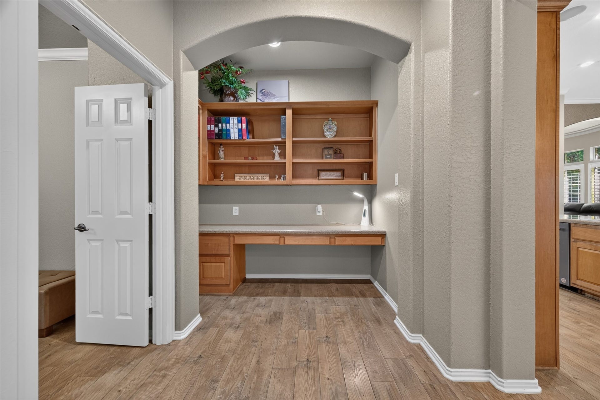 1811 Arbor Forest Trail, Houston, TX 77345 Built in desk space