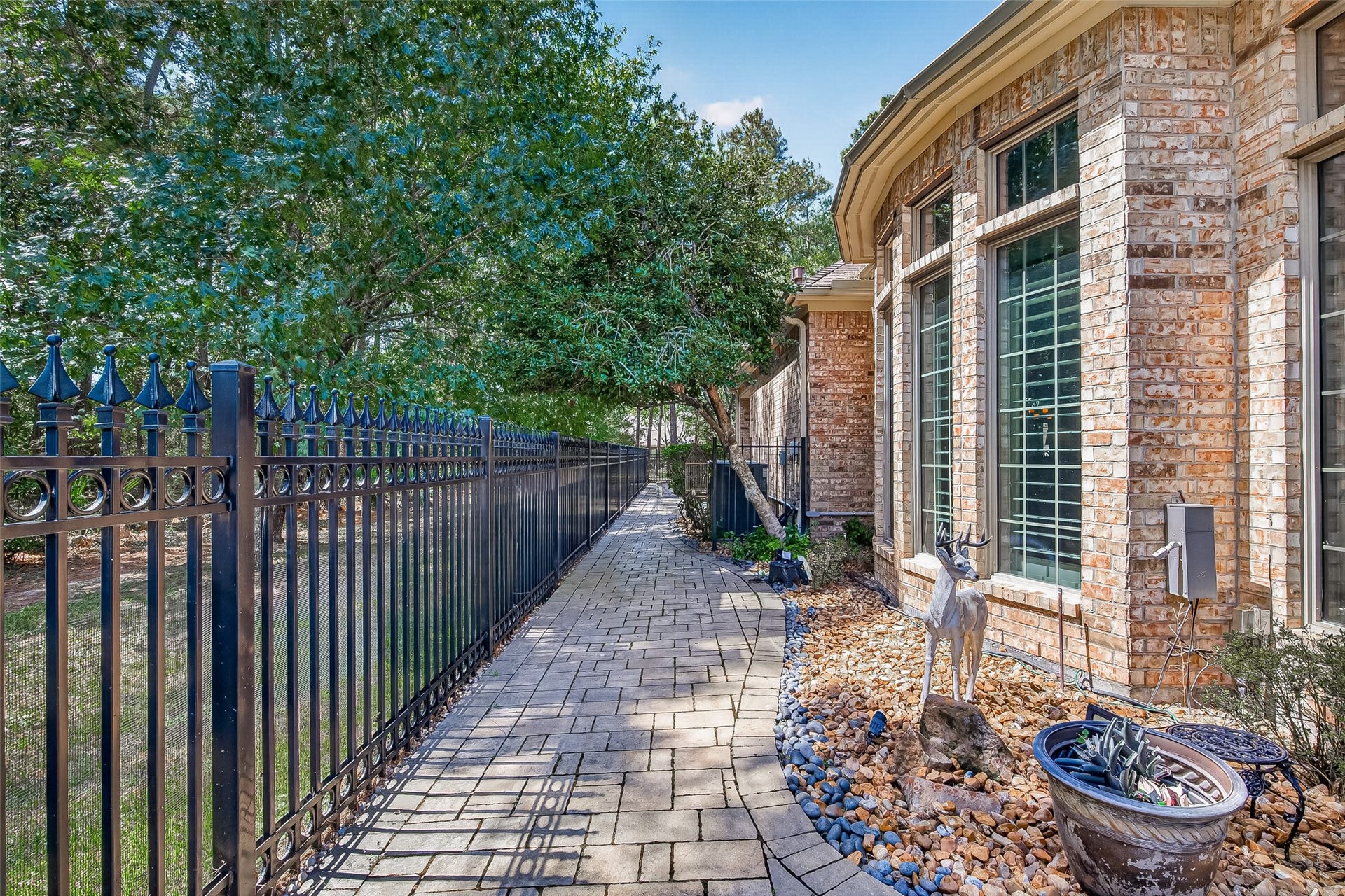 1811 Arbor Forest Trail, Houston, TX 77345 Side of property with green belt to the left