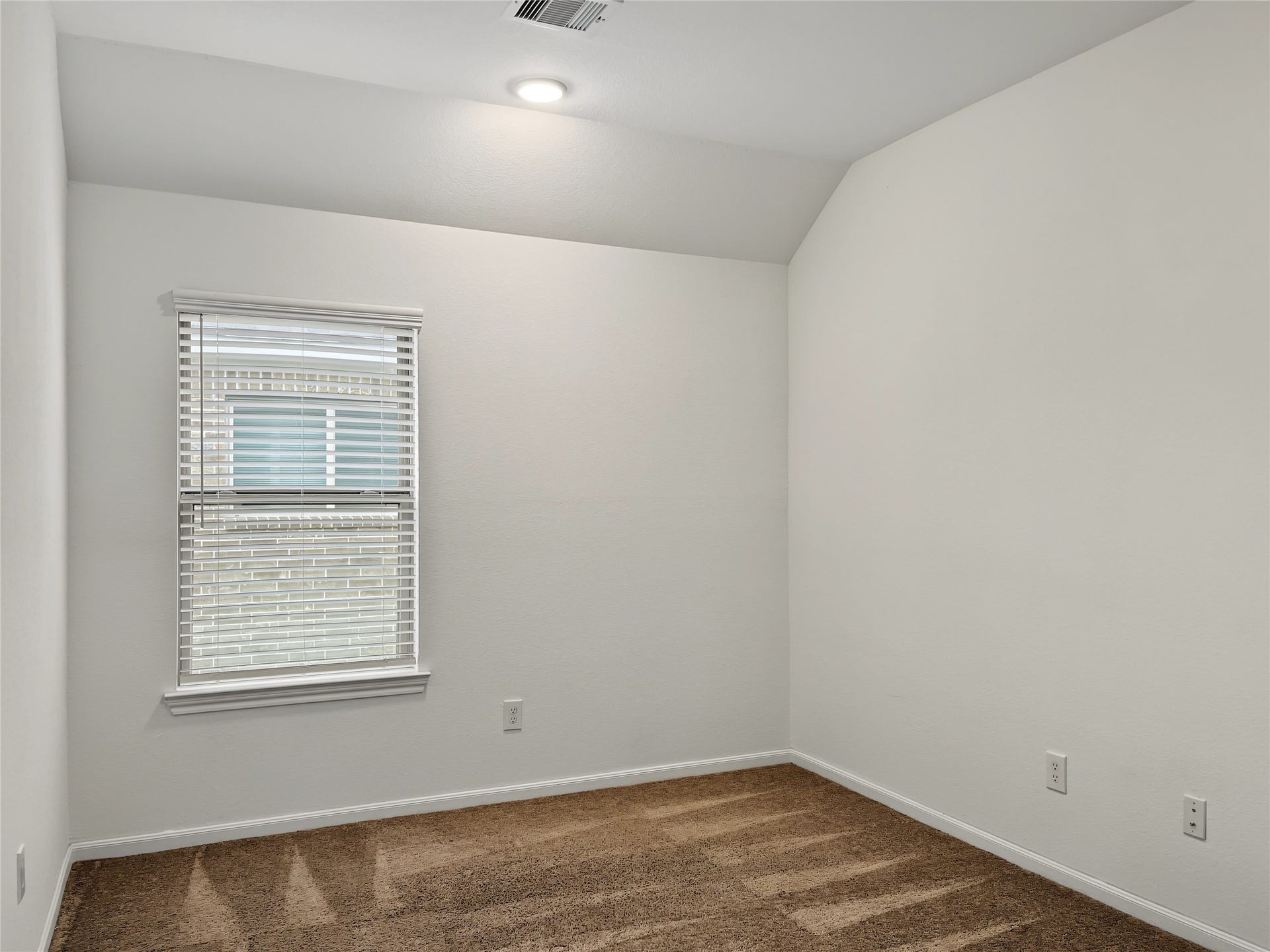 Secondary bedroom.