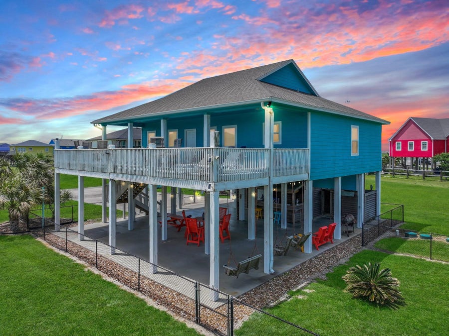 Property photo for 962 Surfside Drive, Crystal Beach, TX