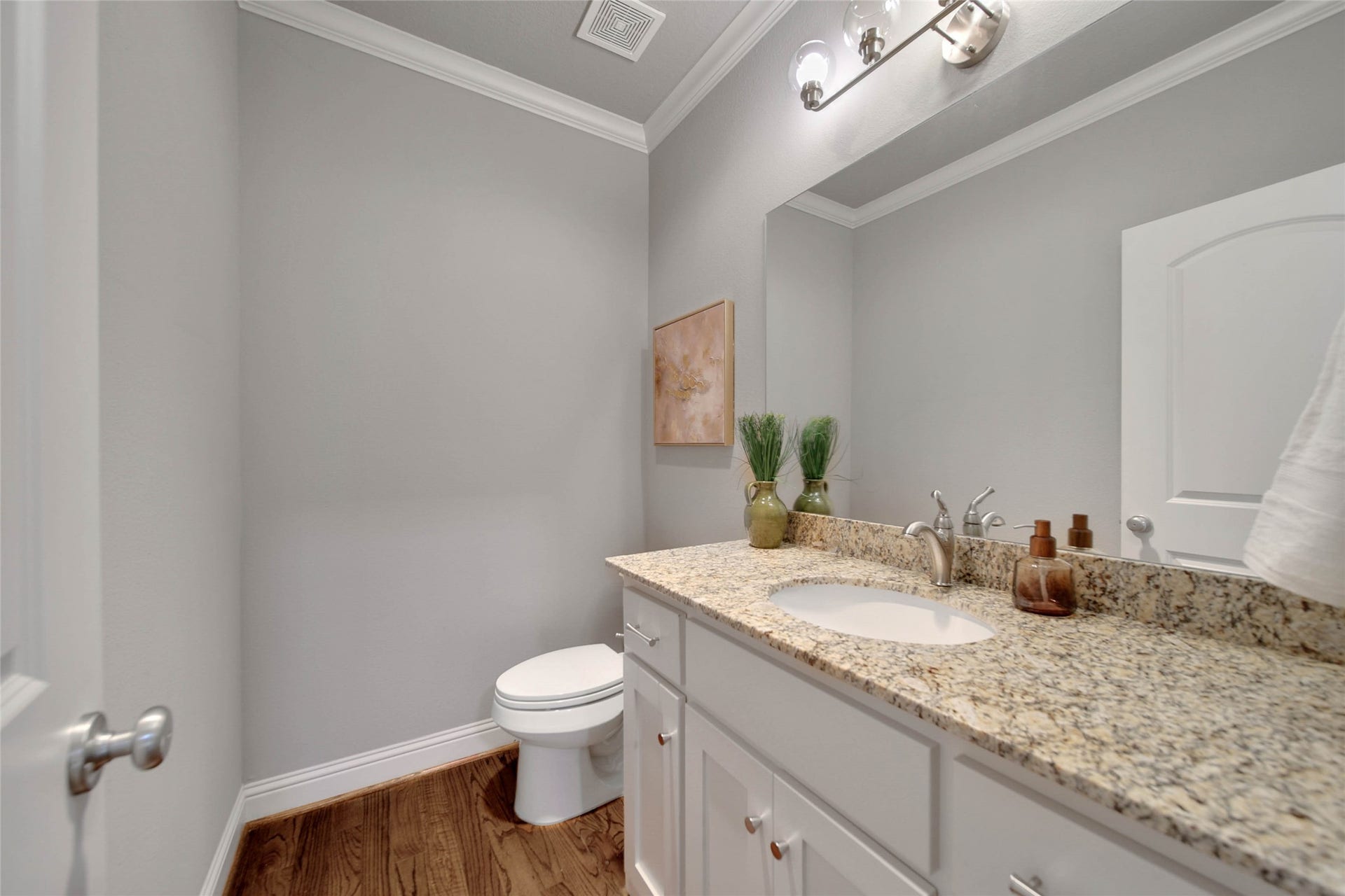 2401 Cohn Street, Houston, TX 77007 Main living floor half bathroom