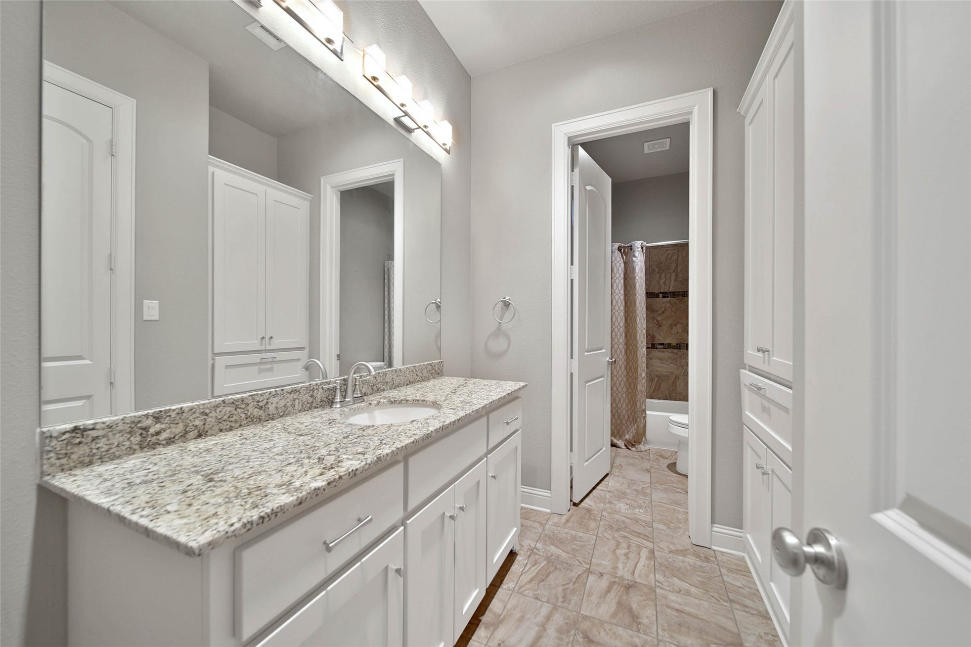 2401 Cohn Street, Houston, TX 77007 First floor en-suite