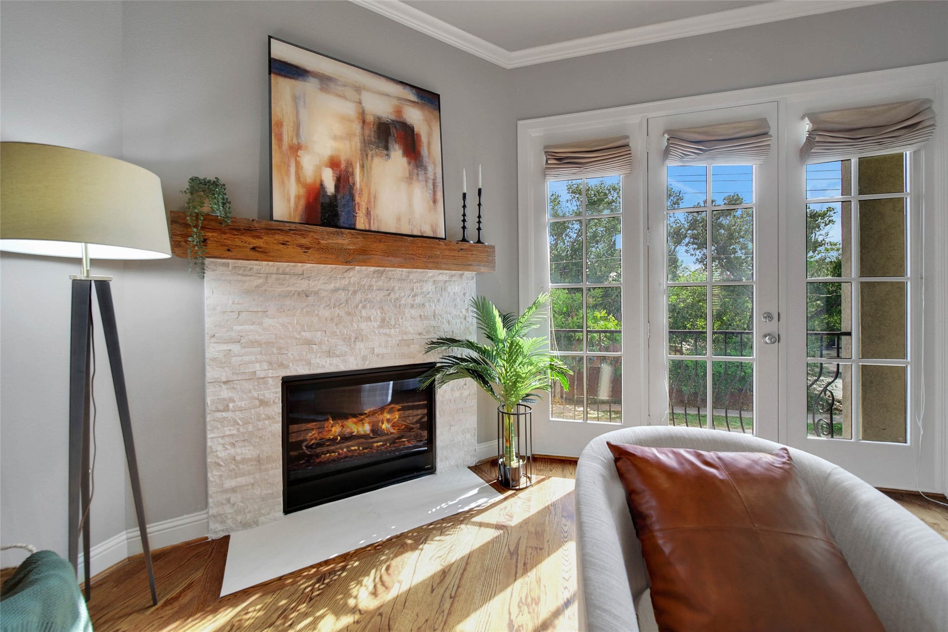 2401 Cohn Street, Houston, TX 77007 Newly updated fireplace surround
