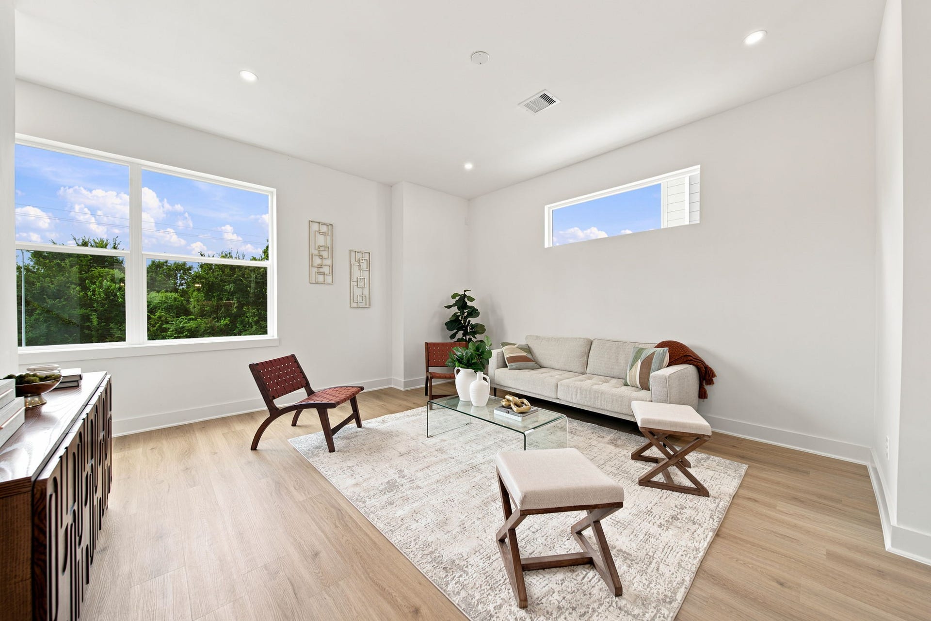 1648 W Tidwell Road, Houston, TX 77091 Living room area.