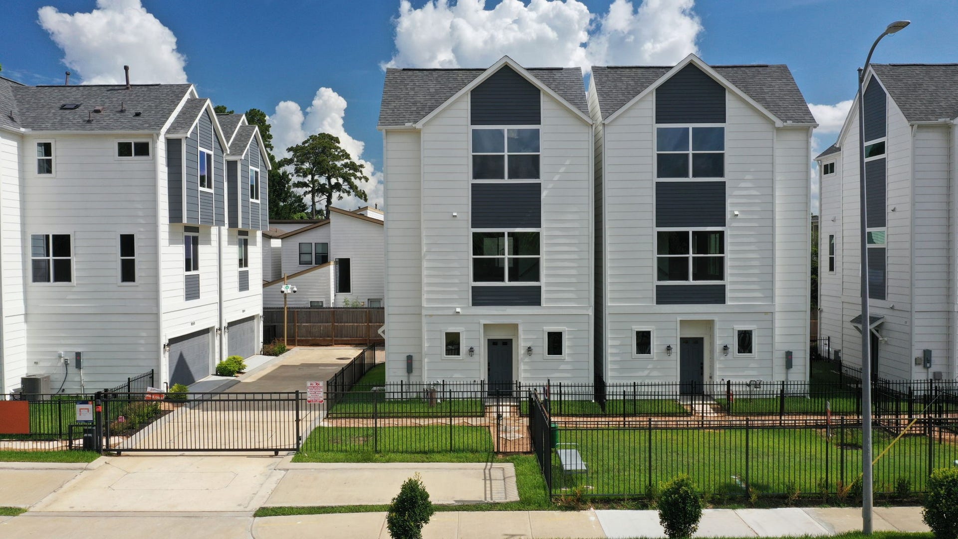 1648 W Tidwell Road, Houston, TX 77091 Easy access to your home.