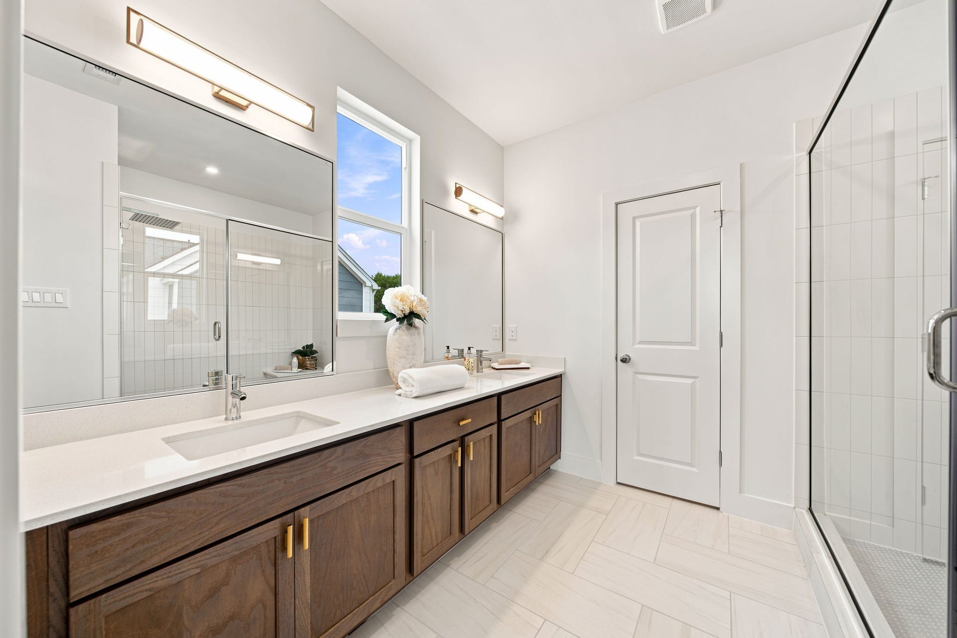 1648 W Tidwell Road, Houston, TX 77091 Primary bathroom.