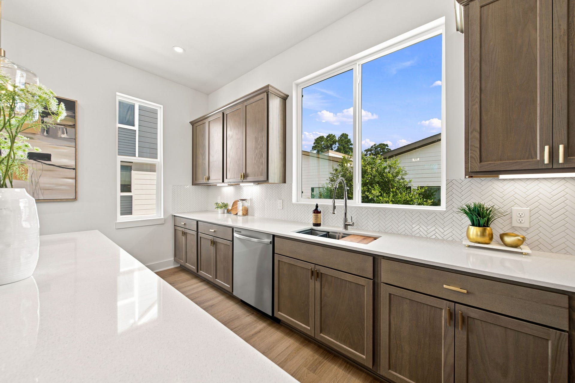 1648 W Tidwell Road, Houston, TX 77091 Luxurious hardware installed on the cabinets.