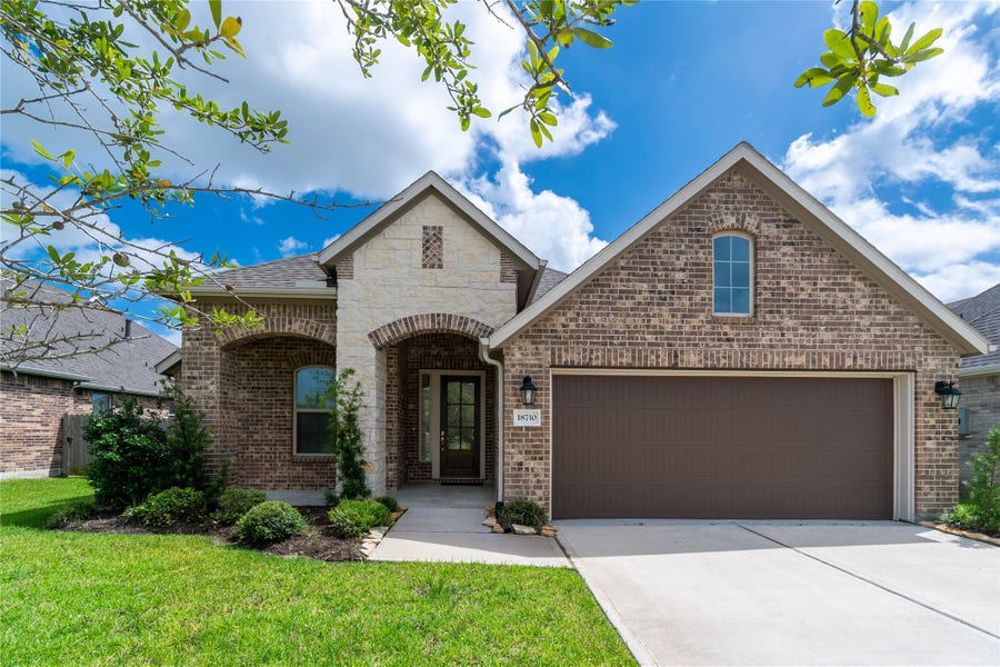 Property photo for 18710 Lynnwood Crest Lane, Manvel, TX
