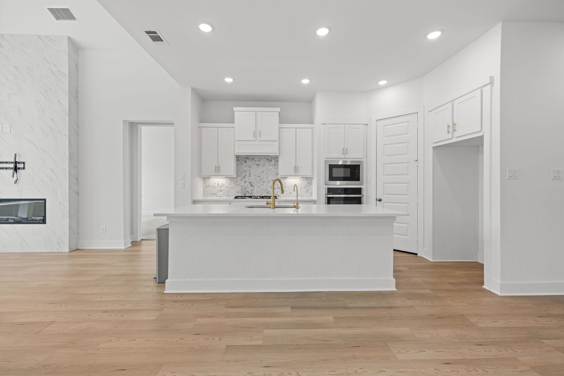 9211 Fury Landing Lane, Tomball, TX 77375 Spacious breakfast bar keeps everyone in the activities