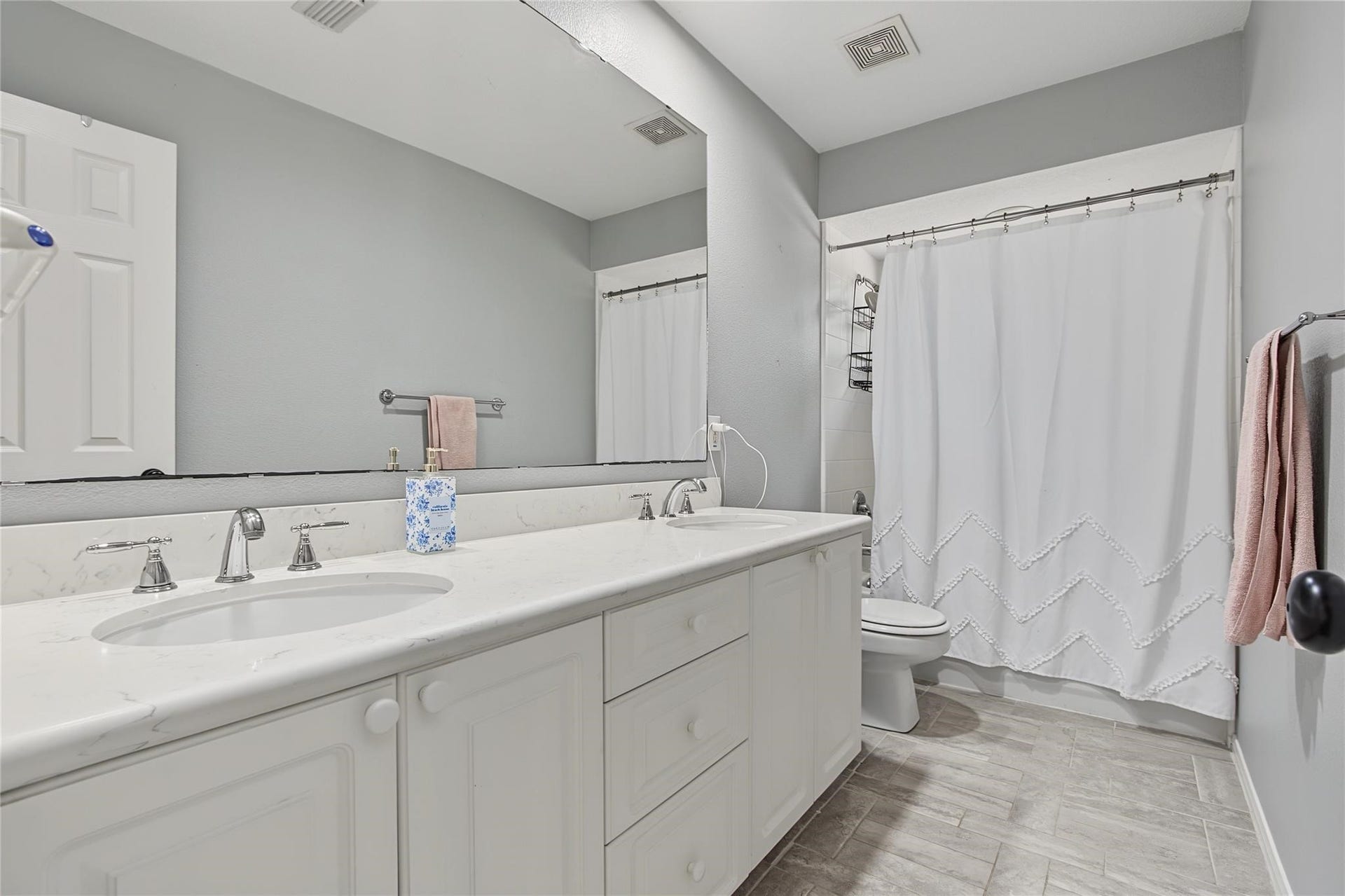19 E Sundance Circle, The Woodlands, TX 77382 19 E Sundance Circle, The Woodlands, TX 77382