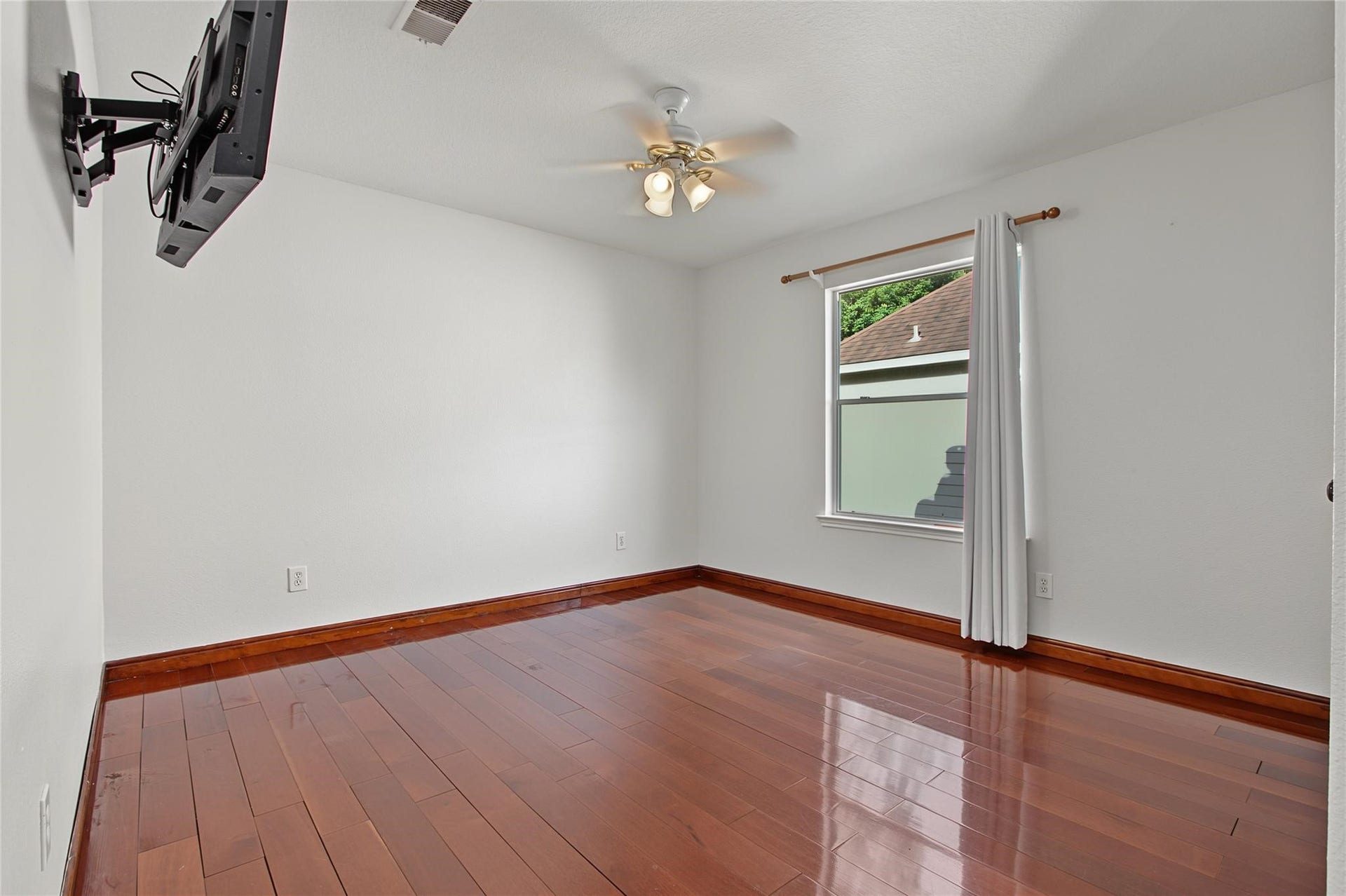 19 E Sundance Circle, The Woodlands, TX 77382 19 E Sundance Circle, The Woodlands, TX 77382