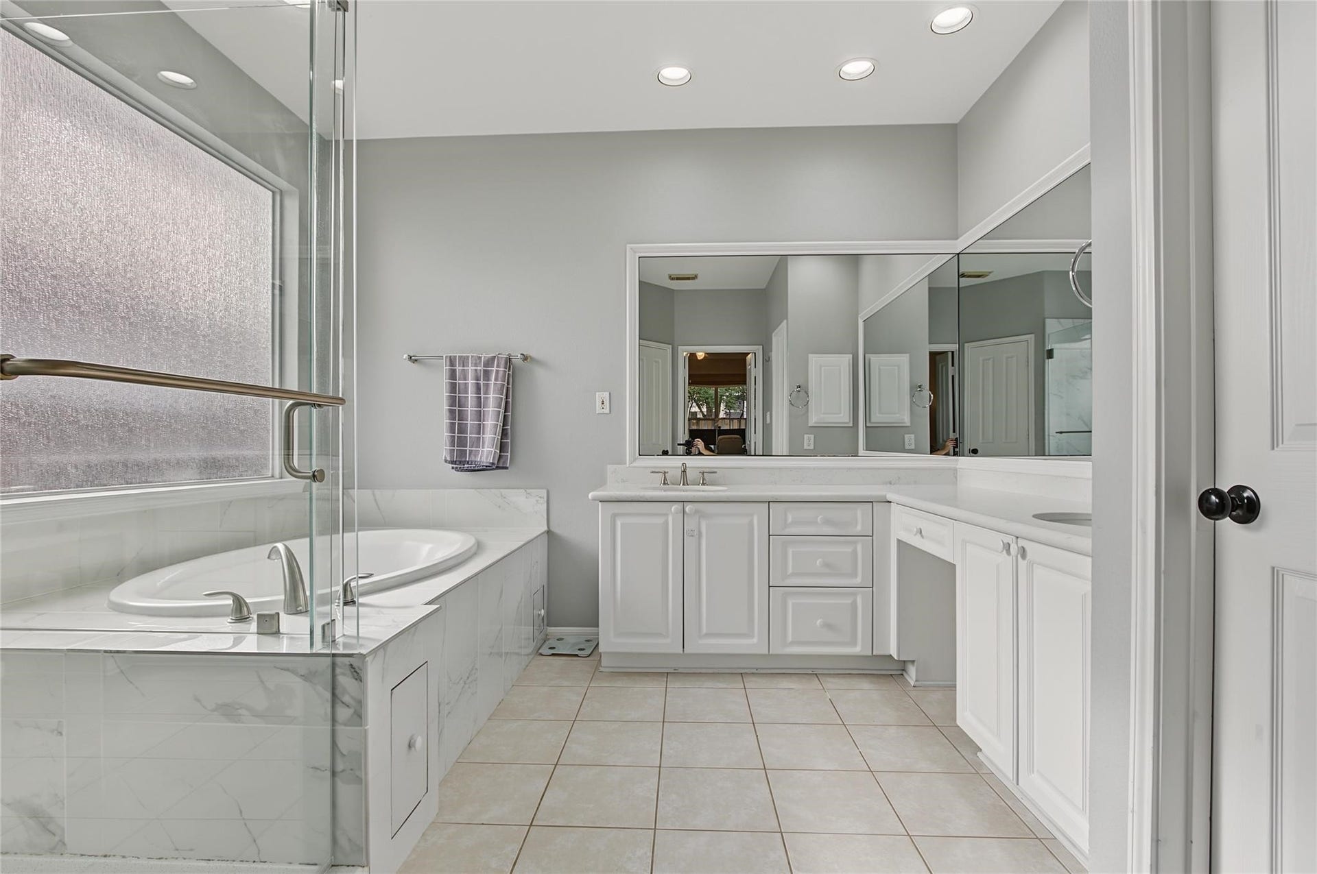 19 E Sundance Circle, The Woodlands, TX 77382 19 E Sundance Circle, The Woodlands, TX 77382