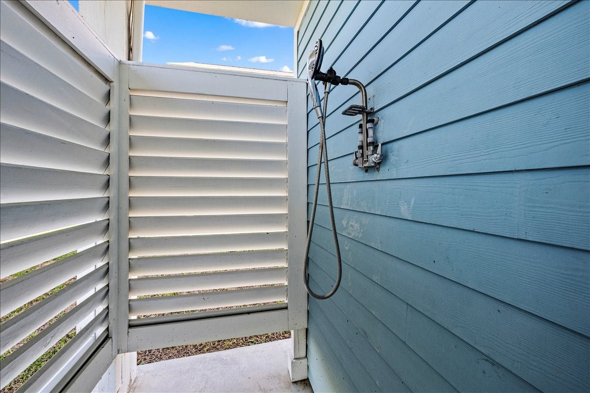 14206 Treasure Court, Galveston, TX 77554 Outdoor Shower