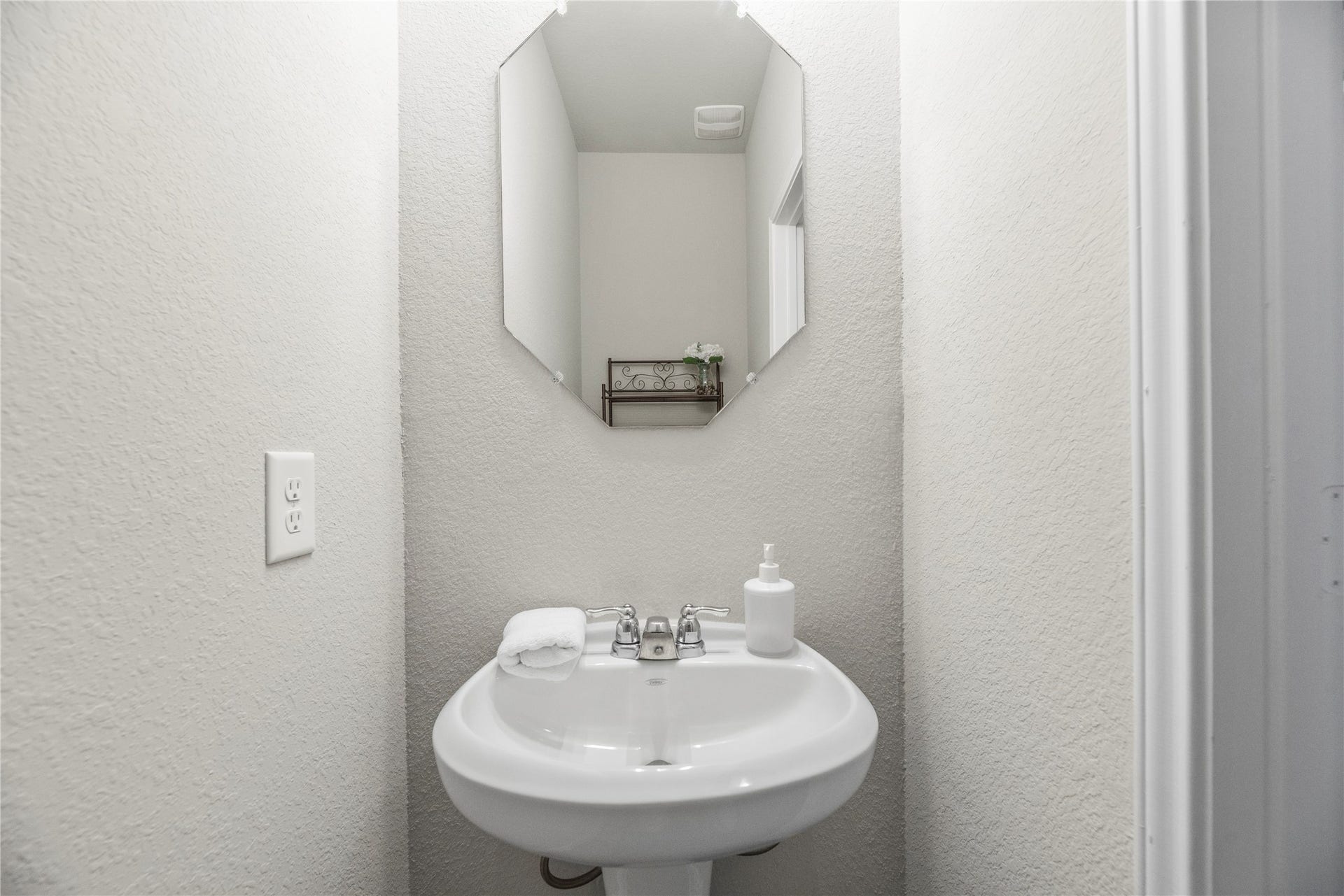 2276 Raider Drive, Conroe, TX 77301 Convenient first floor half bath.