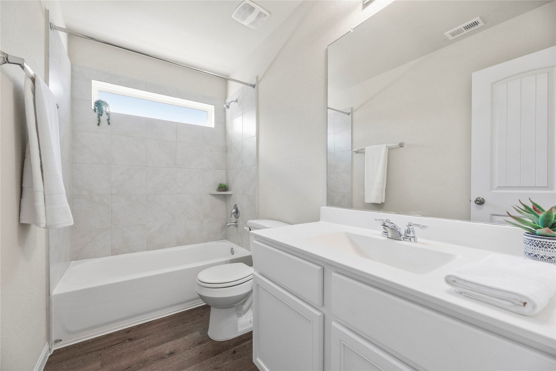 2276 Raider Drive, Conroe, TX 77301 Second full bat with tub/shower combination