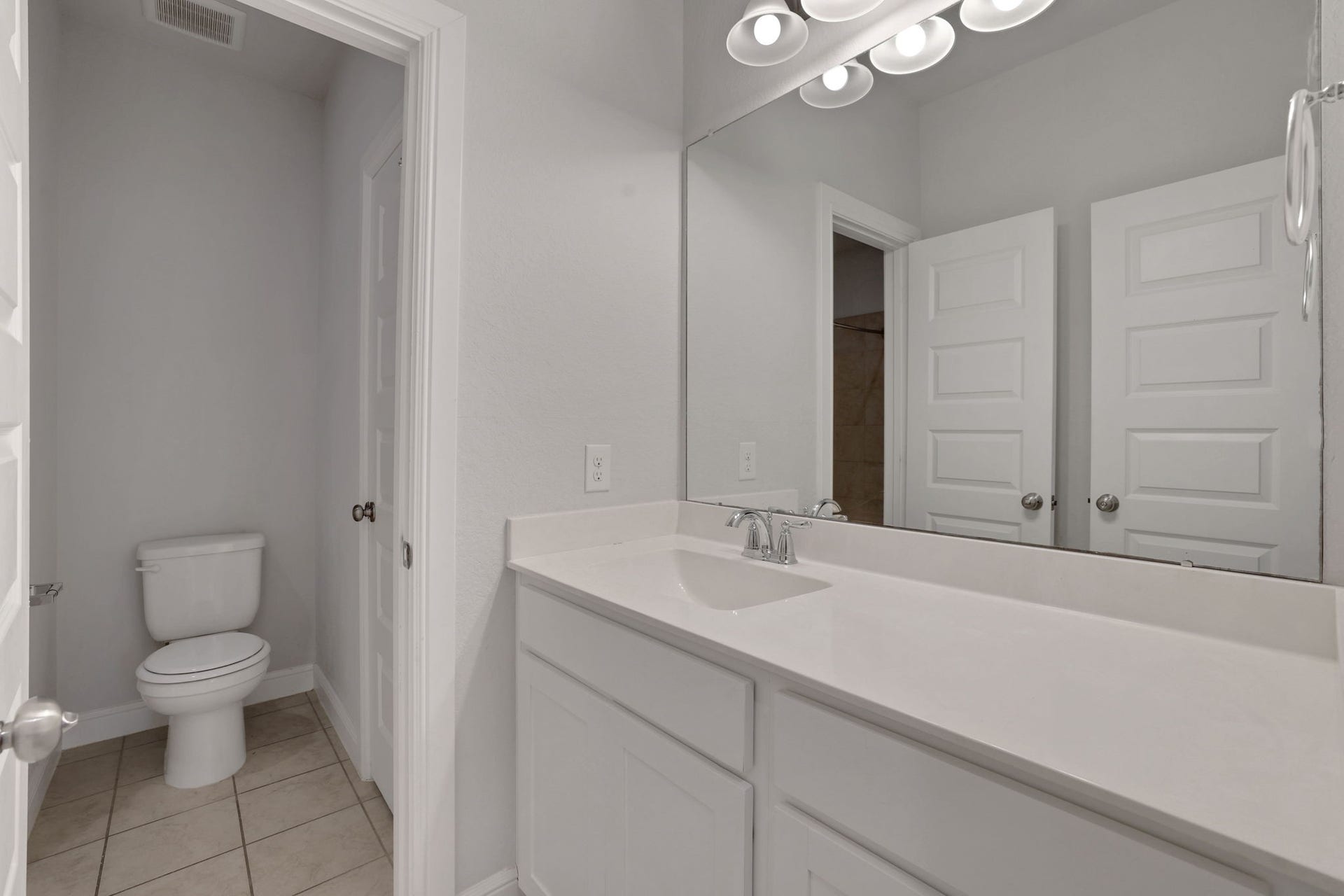 Secondary bath with hall entry