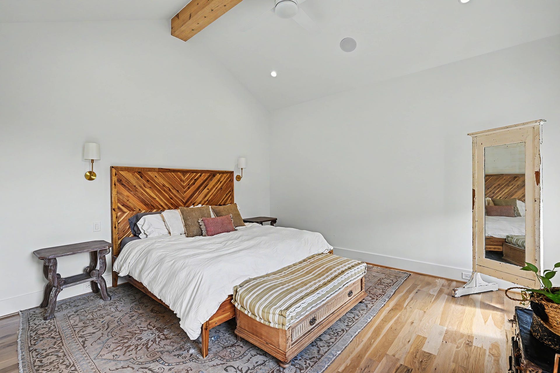 1605 Mcduffie Street, Houston, TX 77019 Light-stained cedar beams bring warmth and dimension to the serene primary bedroom.