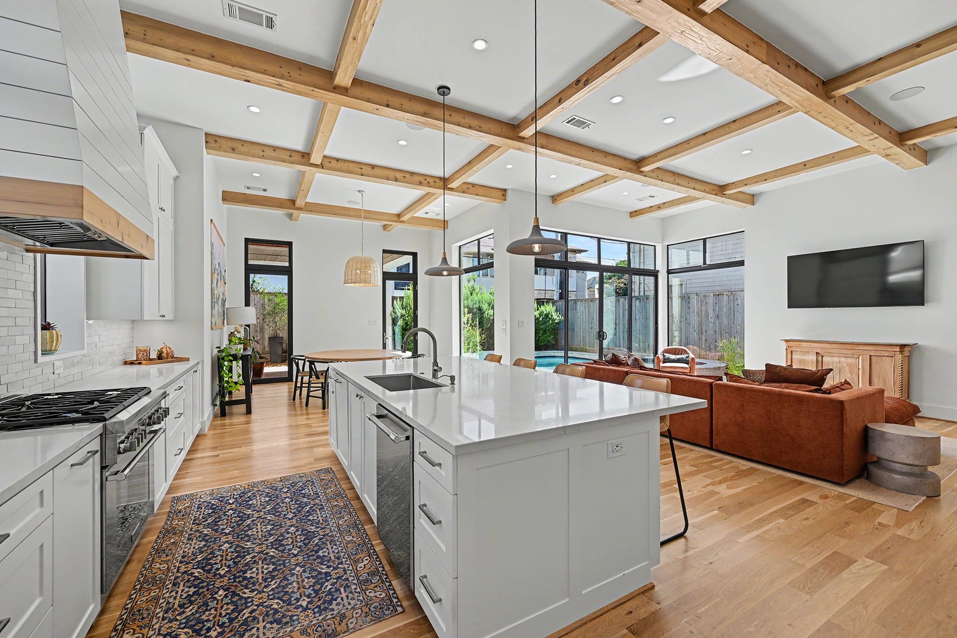 1605 Mcduffie Street, Houston, TX 77019 The beautifully appointed kitchen features quartz countertops, a custom range hood and generous workspace.