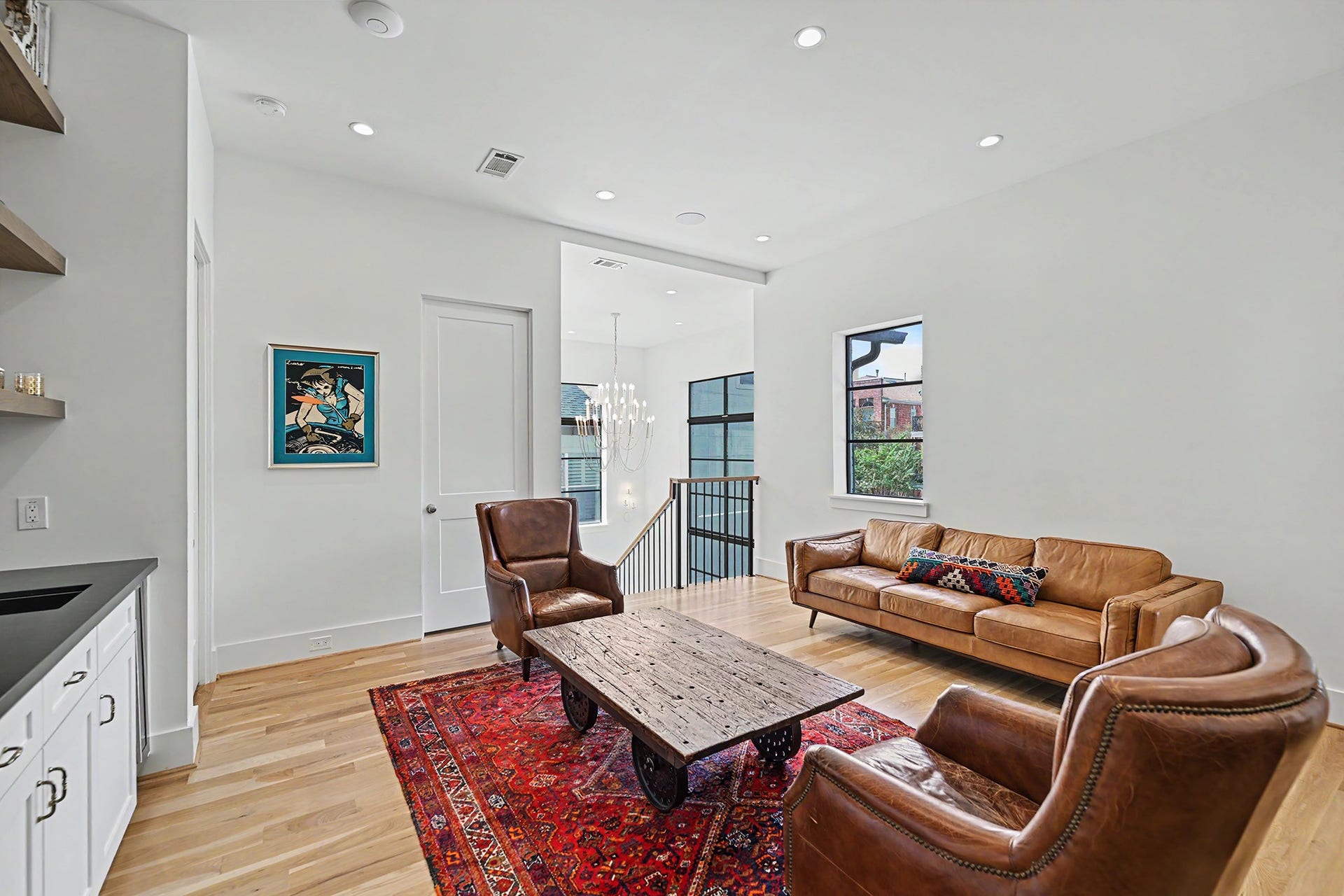1605 Mcduffie Street, Houston, TX 77019 The spacious upstairs game room provides a comfortable setting for relaxing, gathering or entertaining.