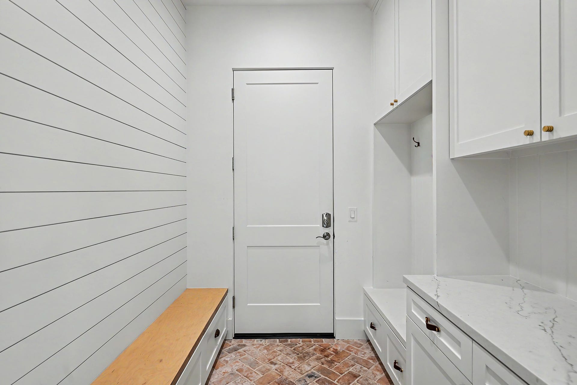 1605 Mcduffie Street, Houston, TX 77019 The thoughtfully designed mudroom offers built-in cabinetry, a bench and convenient everyday storage.