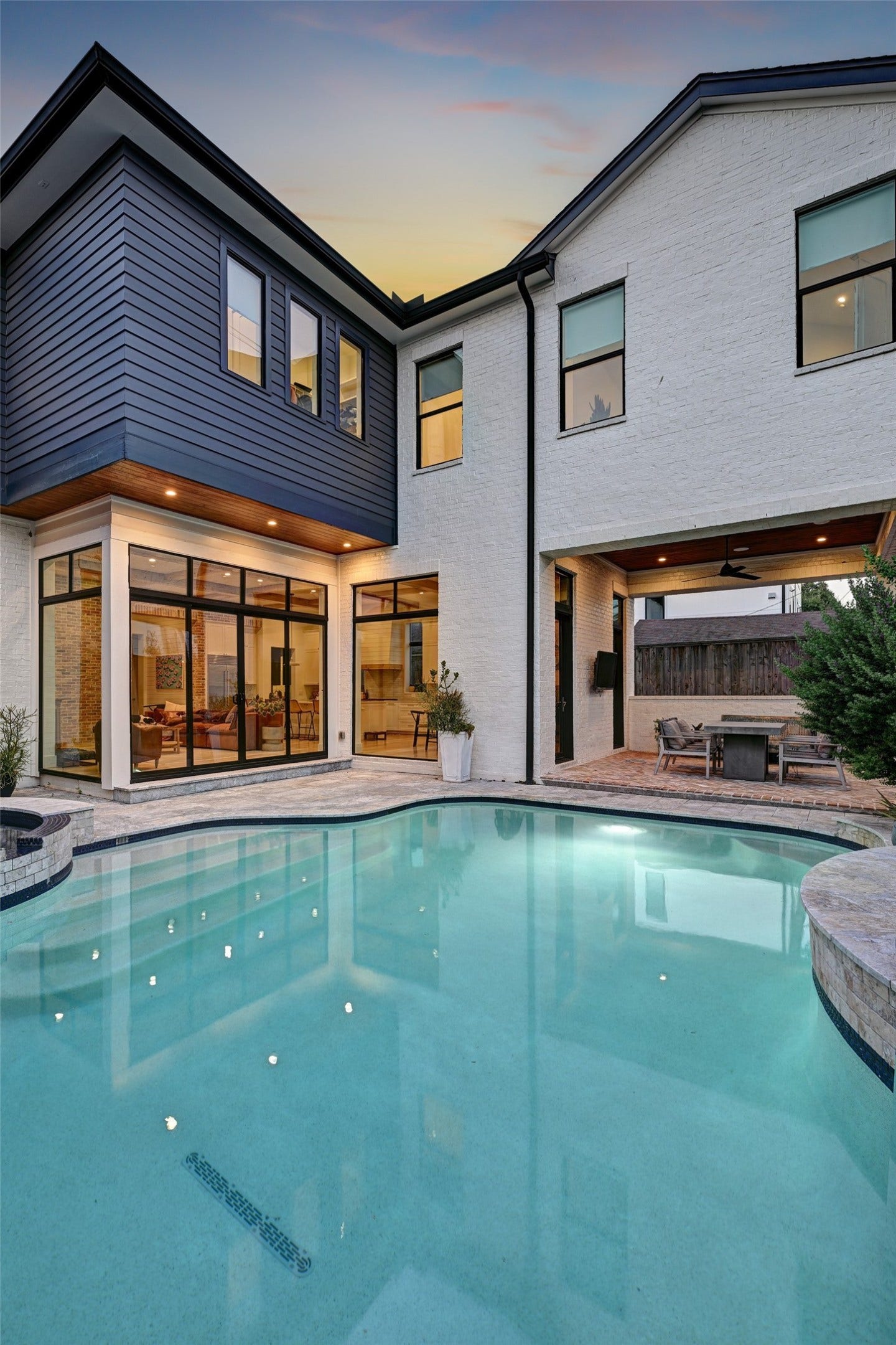 1605 Mcduffie Street, Houston, TX 77019 Expansive windows and doors provide a striking connection between the pool and the homes light-filled interior.