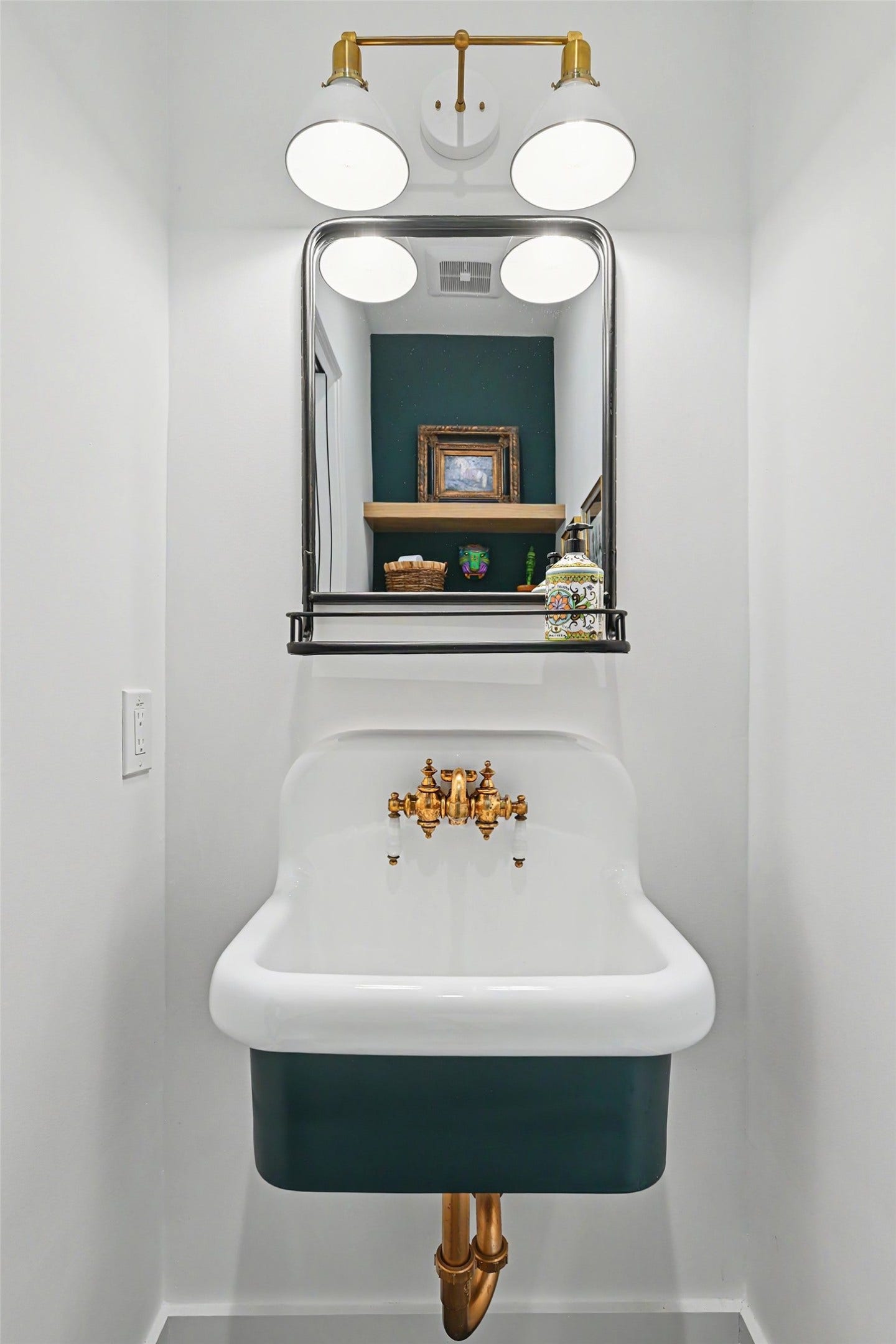 1605 Mcduffie Street, Houston, TX 77019 The powder room makes a memorable statement with basalt limestone, a vintage-inspired porcelain sink and curated lighting.