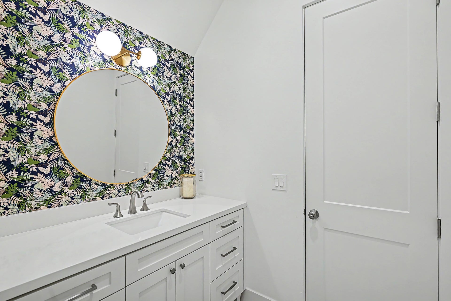 1605 Mcduffie Street, Houston, TX 77019 The Hollywood bath with two separate sink vanties complemented by expressive wallcovering and polished designer details.