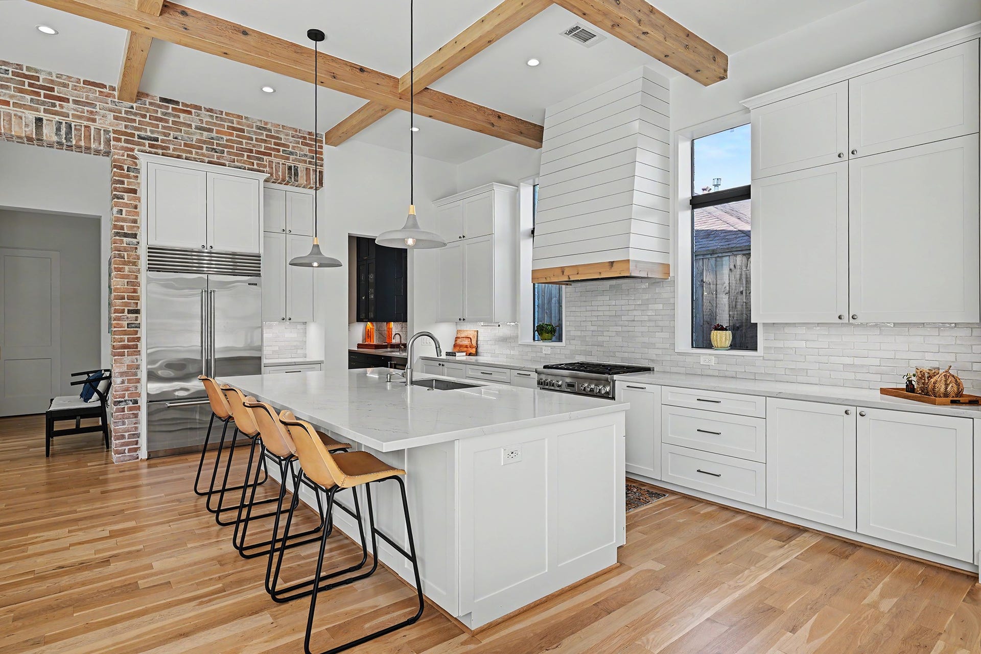 1605 Mcduffie Street, Houston, TX 77019 Custom cabinetry, quartz surfaces and refined finishes give the kitchen a clean, timeless character.