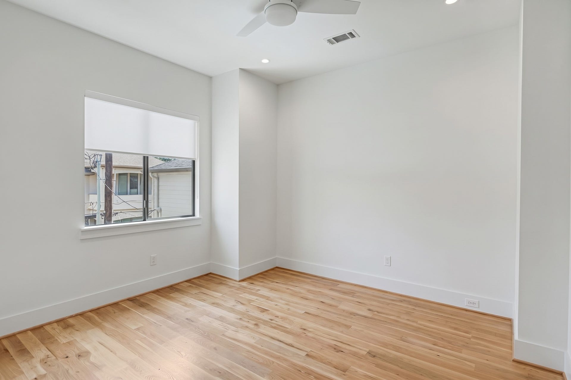 1605 Mcduffie Street, Houston, TX 77019 An additional secondary bedroom offers white oak flooring, natural light and versatile proportions.