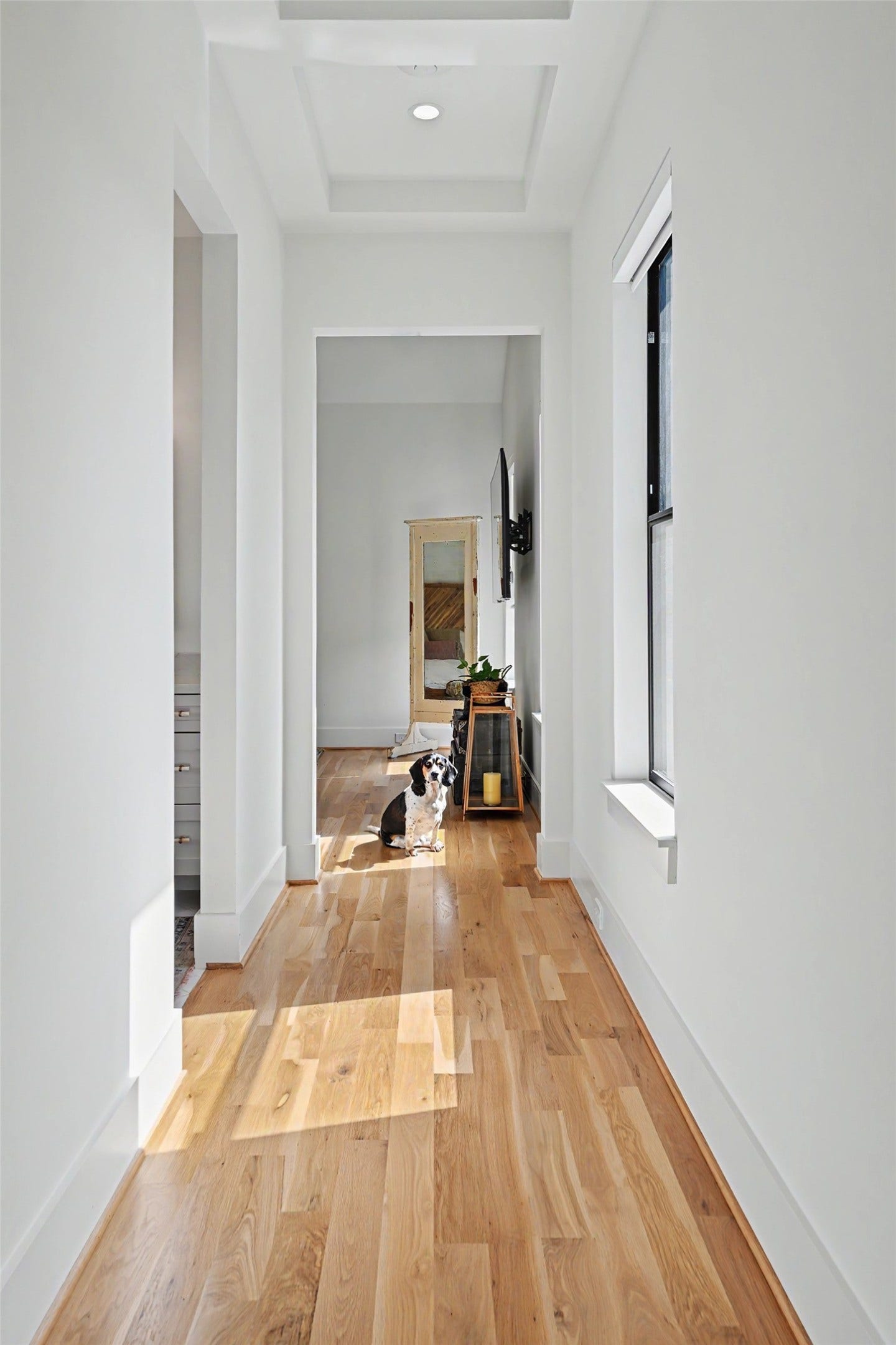 1605 Mcduffie Street, Houston, TX 77019 The light-filled upstairs hallway headed into your primary suite continues the homes white oak flooring and clean architectural lines.