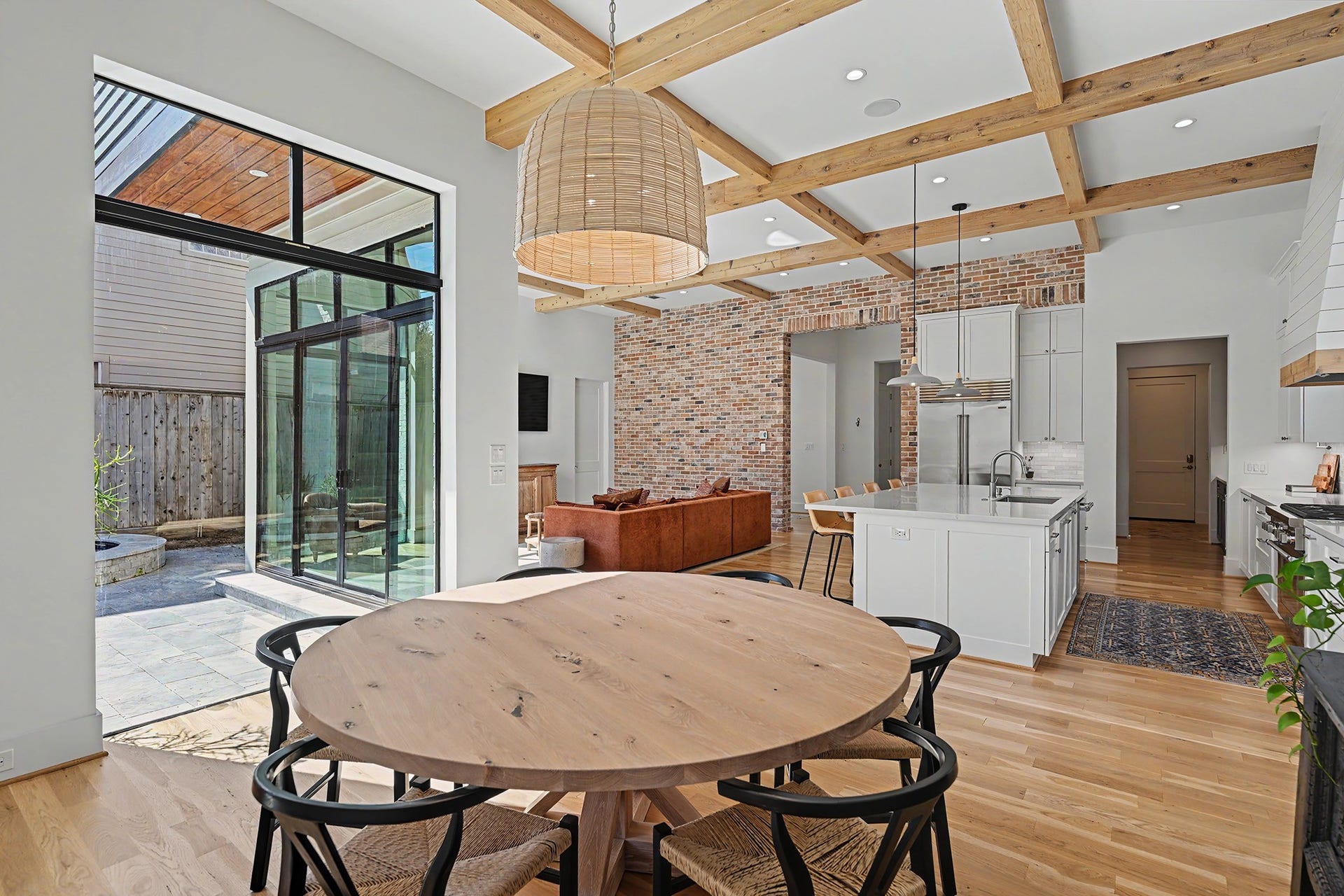 1605 Mcduffie Street, Houston, TX 77019 Open sightlines connect the dining room, kitchen and living area while preserving each spaces individual character.
