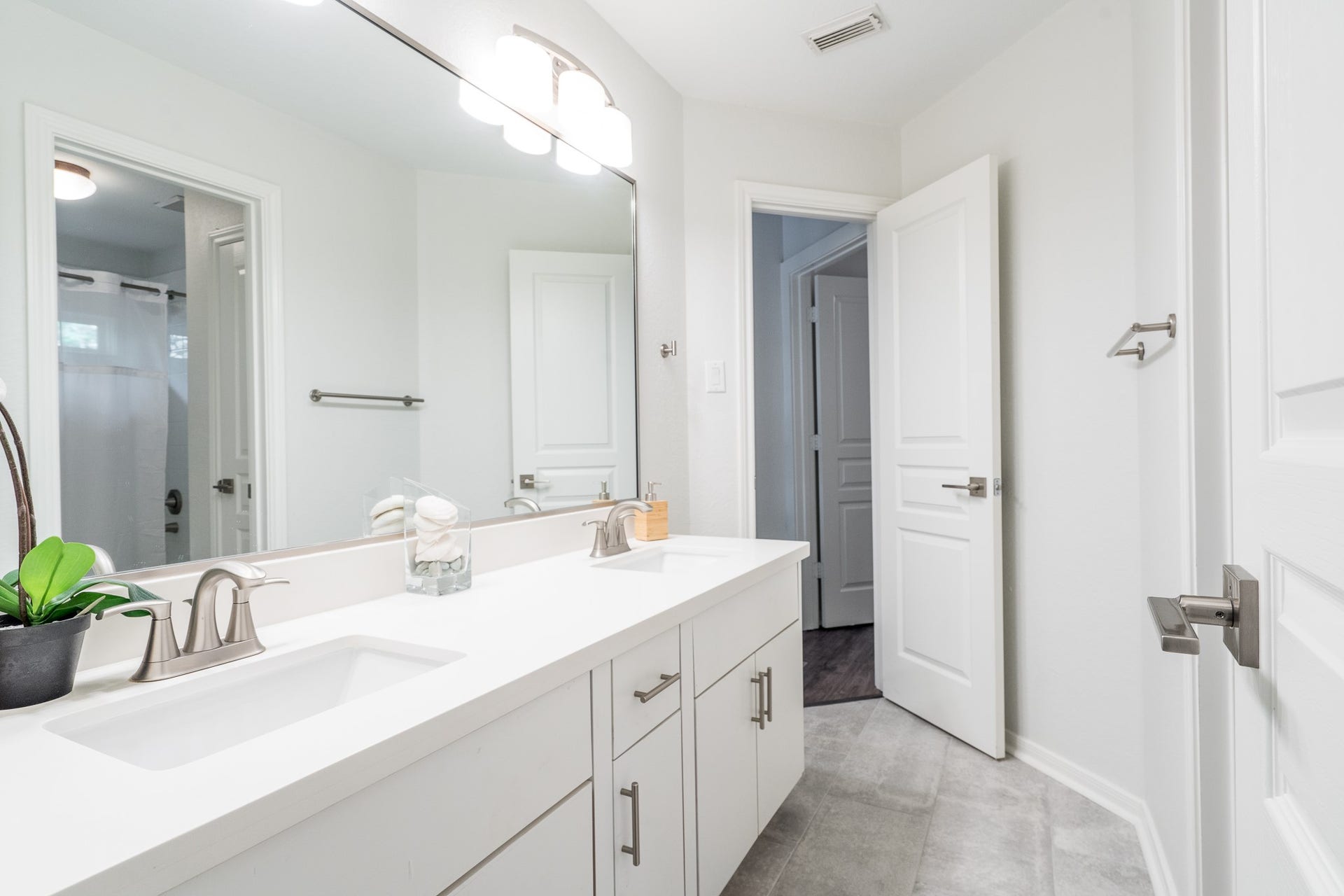 11 Dahlia Trail Place, The Woodlands, TX 77382 Bathroom 2 double sink