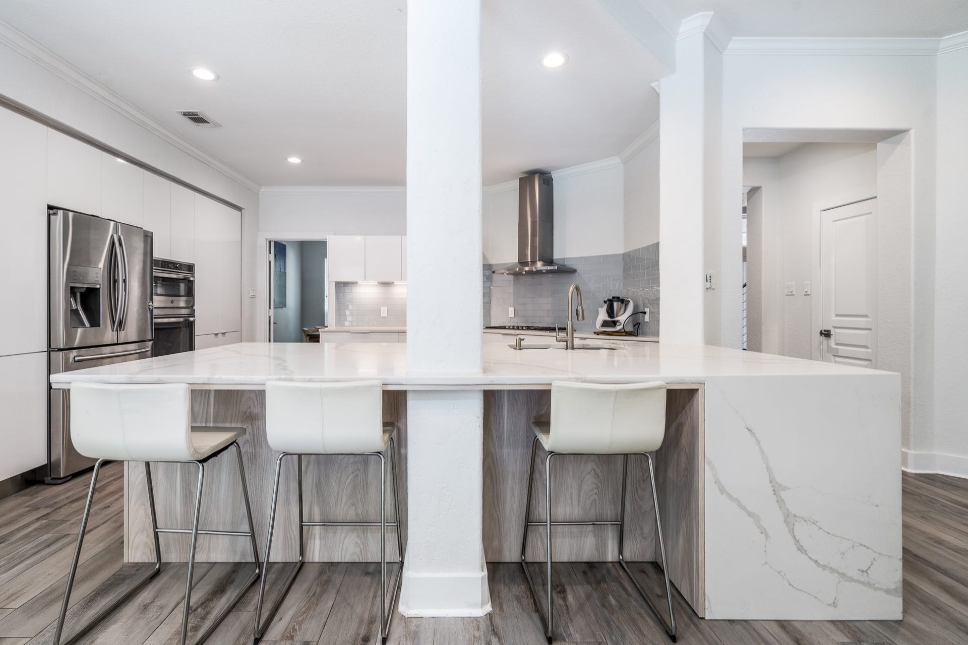 11 Dahlia Trail Place, The Woodlands, TX 77382 Kitchen view Counter Island
