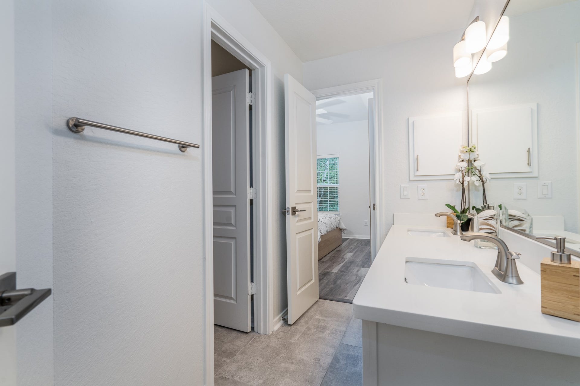 11 Dahlia Trail Place, The Woodlands, TX 77382 Bathroom 2 double sink