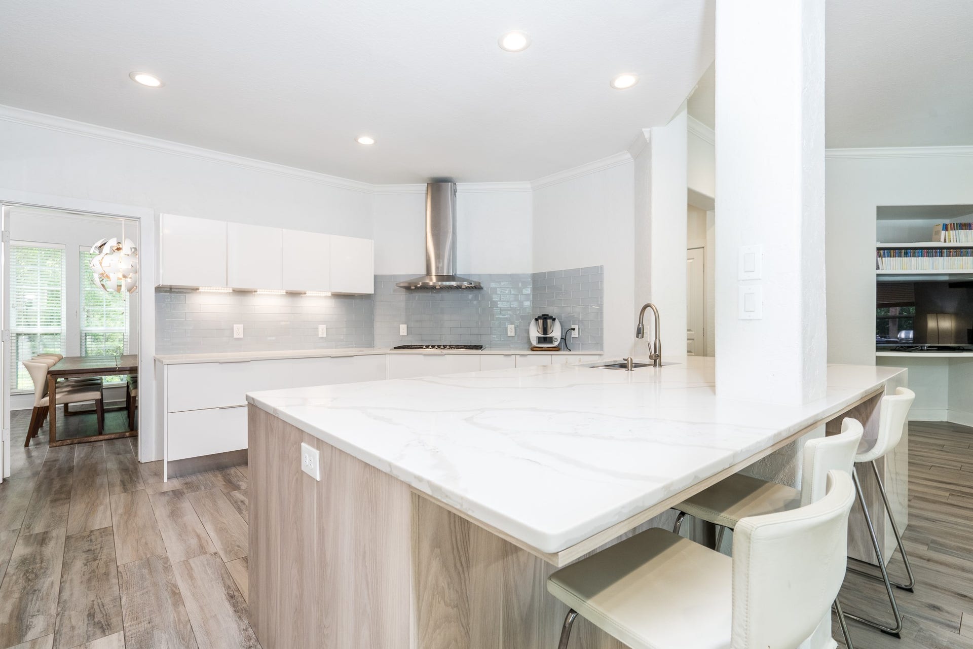 11 Dahlia Trail Place, The Woodlands, TX 77382 Kitchen Island view