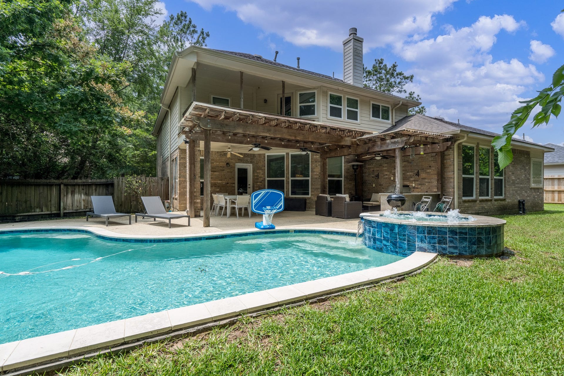 11 Dahlia Trail Place, The Woodlands, TX 77382 Pool view