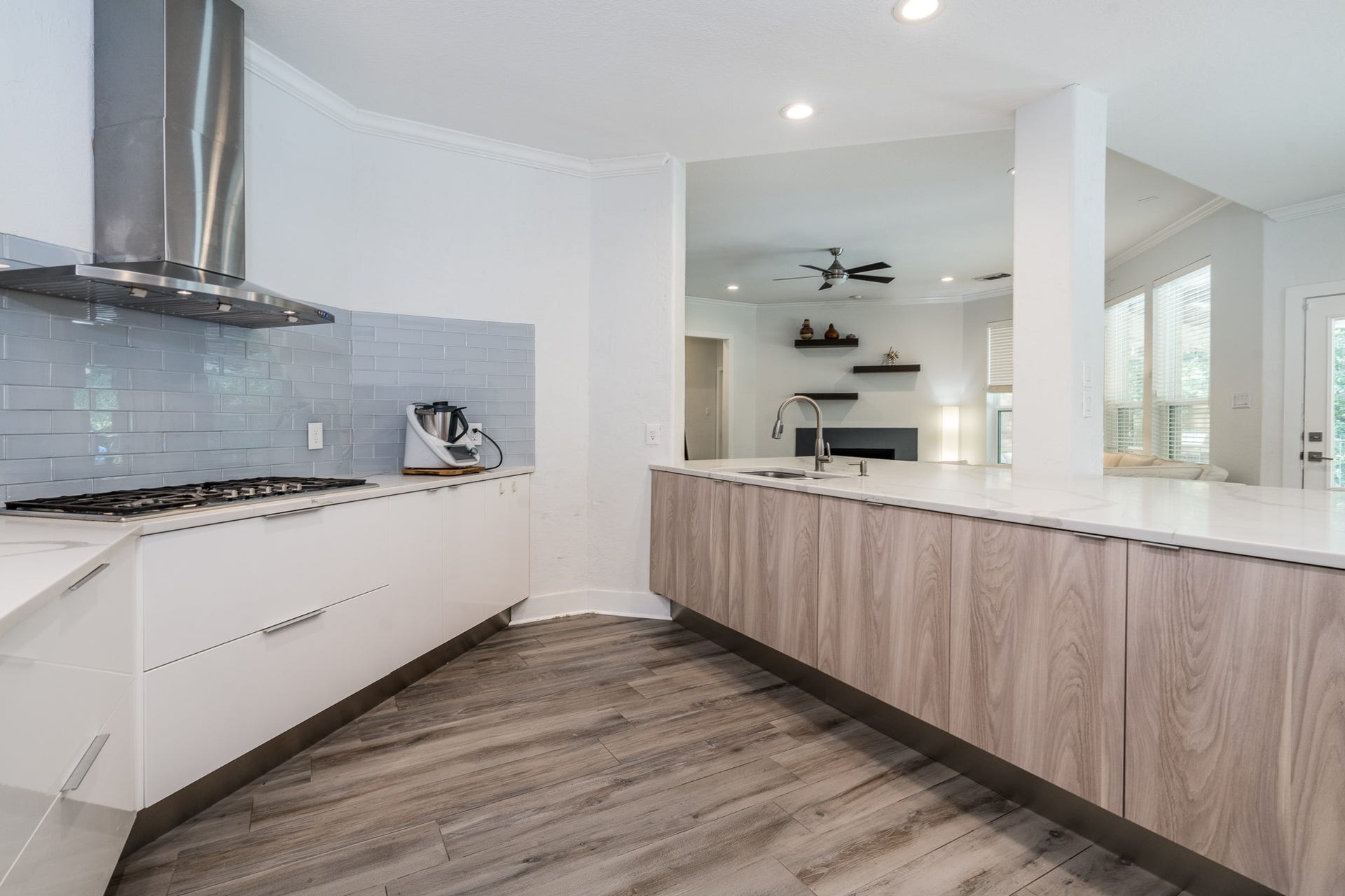 11 Dahlia Trail Place, The Woodlands, TX 77382 Kitchen View