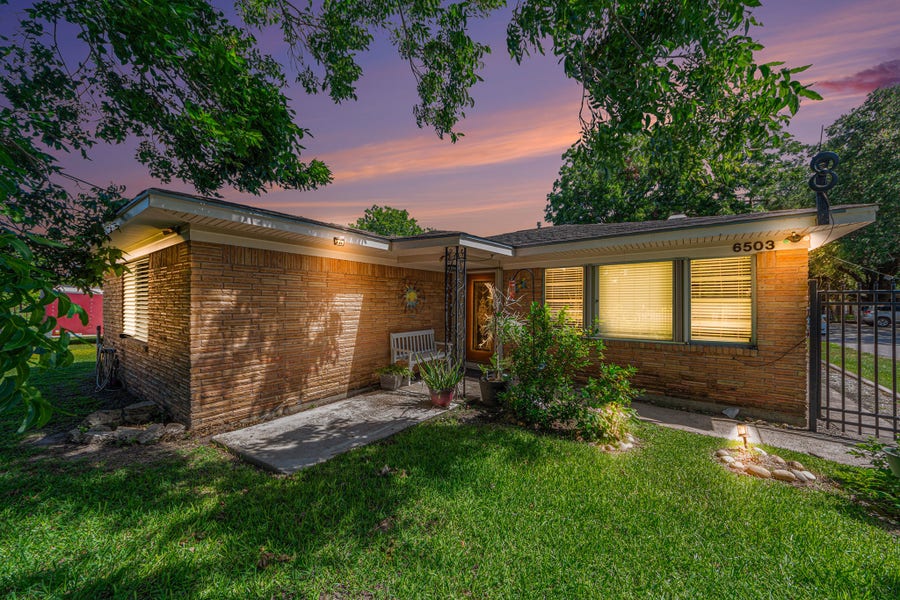 Property photo for 6503 Sharon Lane, Hitchcock, TX