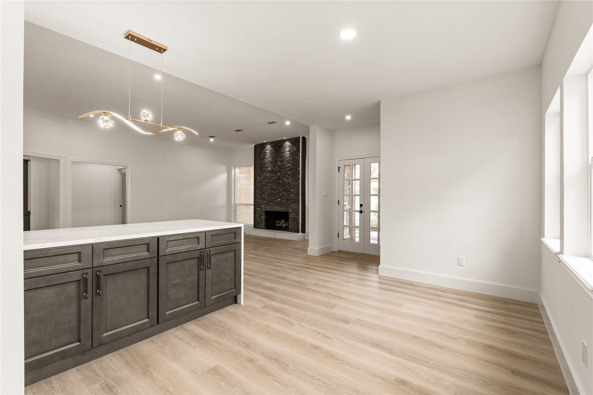 618 Rock Cove, Houston, TX 77079 Breakfast Area with attached island