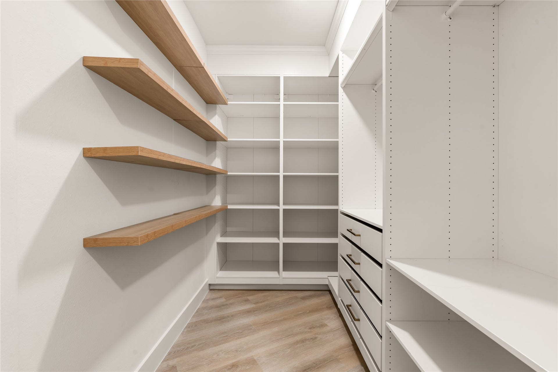 618 Rock Cove, Houston, TX 77079 Primary Walk-in Closet